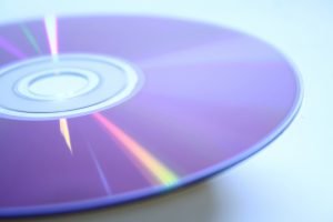 Если операционная система не видит привод CD / DVD (например, в Windows значок в окне «Мой компьютер» или «Компьютер» не отображается), проверьте в диспетчере устройств наличие нераспознанных устройств или маркеров с восклицательным знаком
